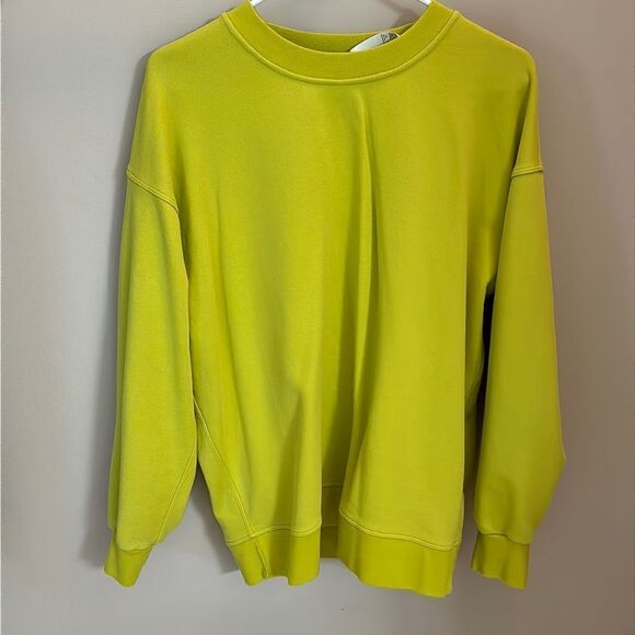 Like New LULULEMON PERFECTLY OVERSIZED CREW IN YELLOW SERPENTINE - Picture 1 of 4